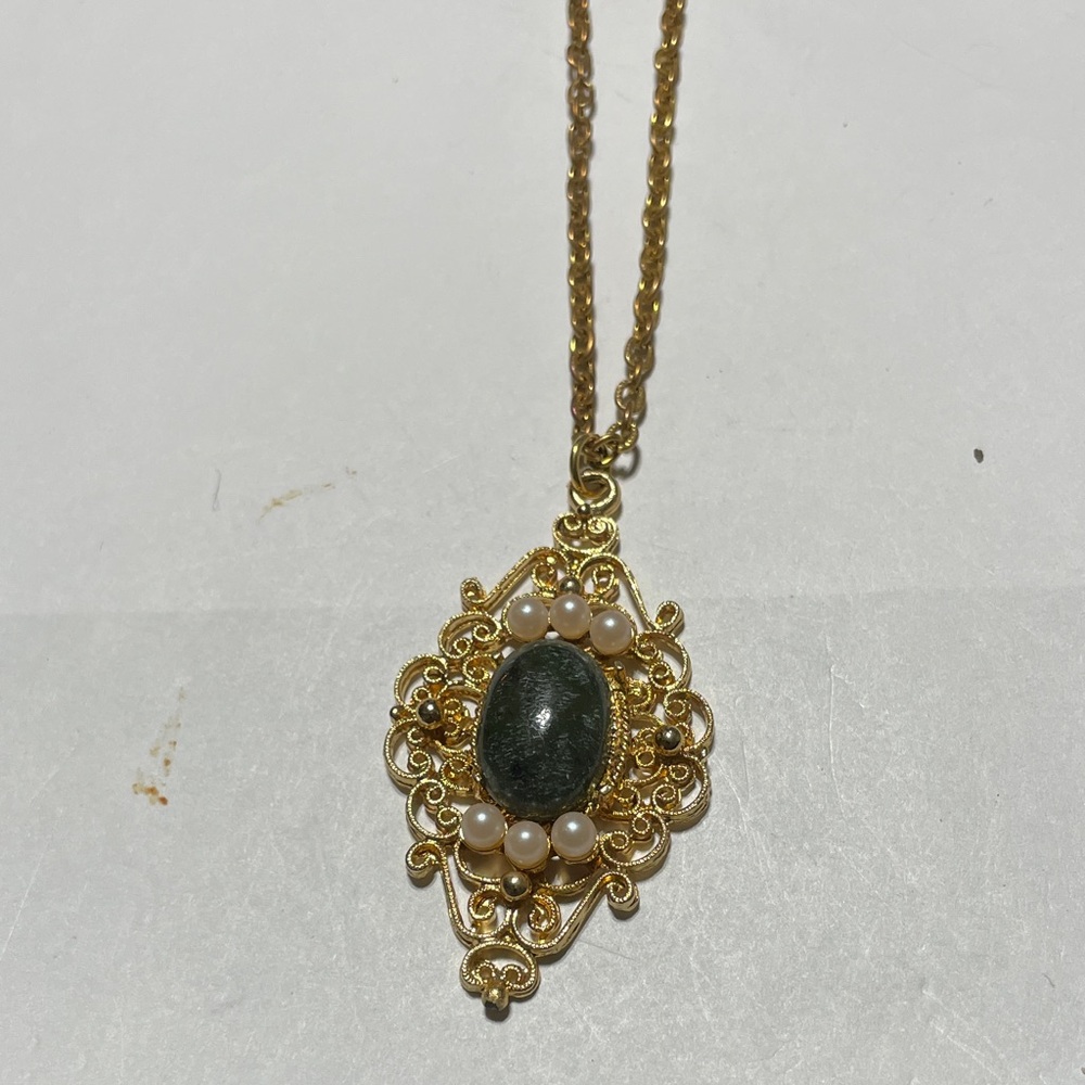 Elegant Gold and Green Pendant Necklace